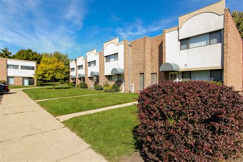 The Villages On Maple Apartments .